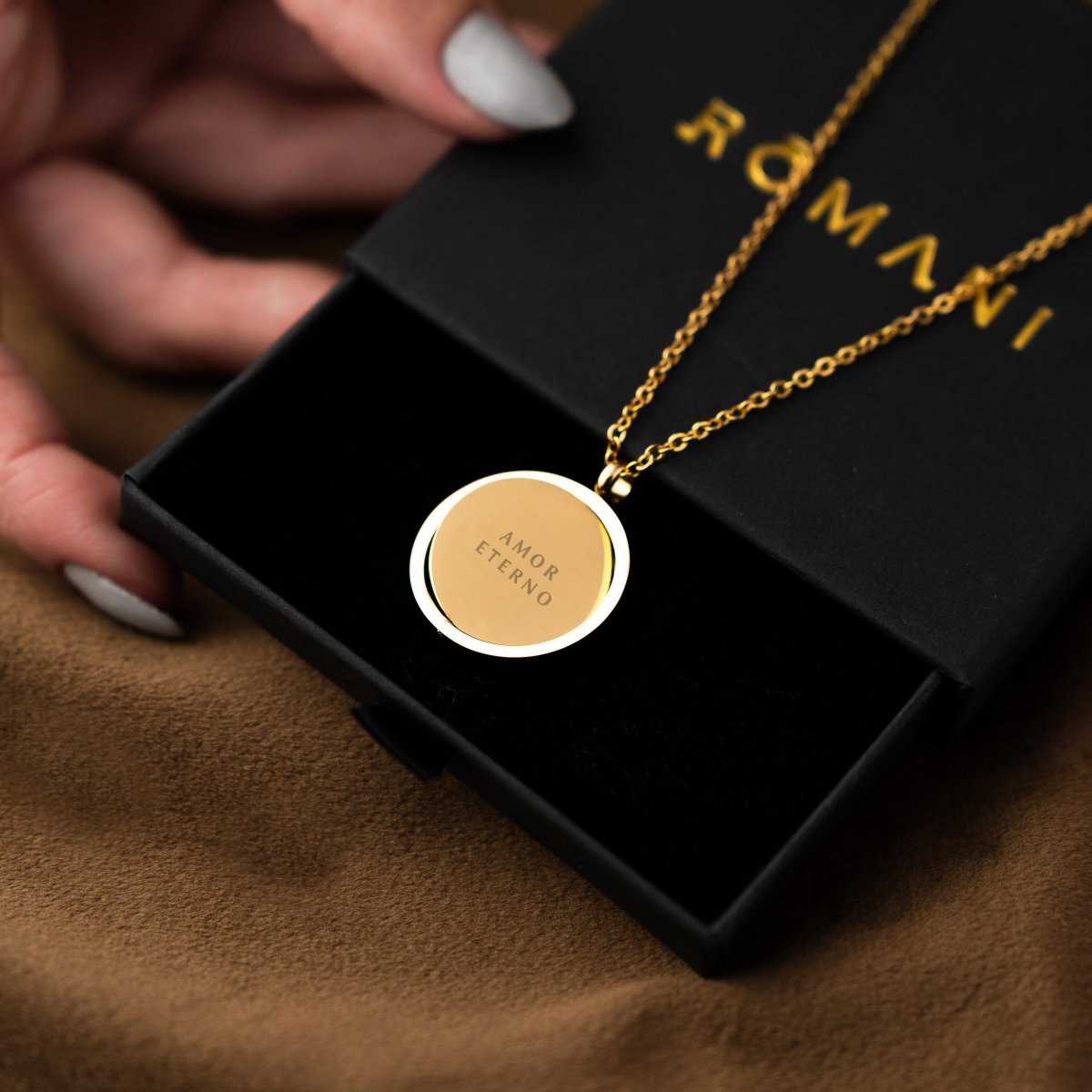 Colar Pingente Giratório Personalizado Dourado - Image 4