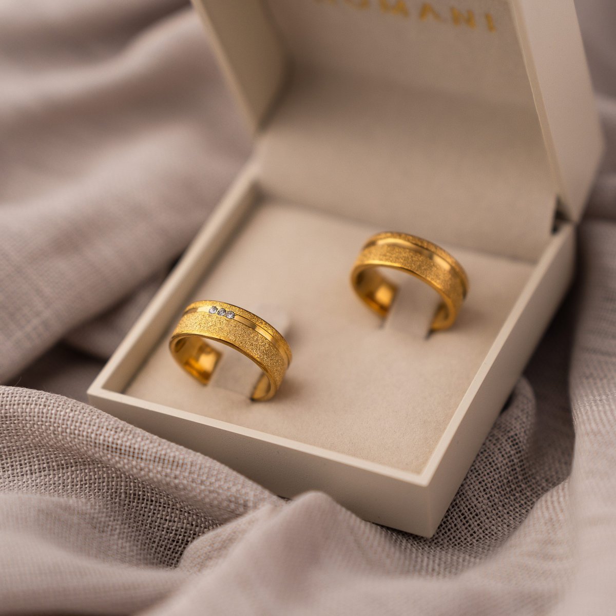 Par de Alianças Banhada Ouro 24k Treviso 8mm com Zircônia - Image 3